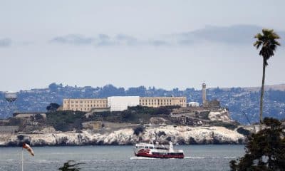 Alcatraz, al emblemática isla situada en la bahía de San Francisco (California), ha sido elegida por la cadena NBC como uno de los puntos de origen de la retransmisión, este domingo, de los momentos previos al Super Bowl LX que disputarán Seattle Seahawks y New England Patriots en el Levi's Stadium de Santa Clara. EFE/EPA/JOHN G. MABANGLO