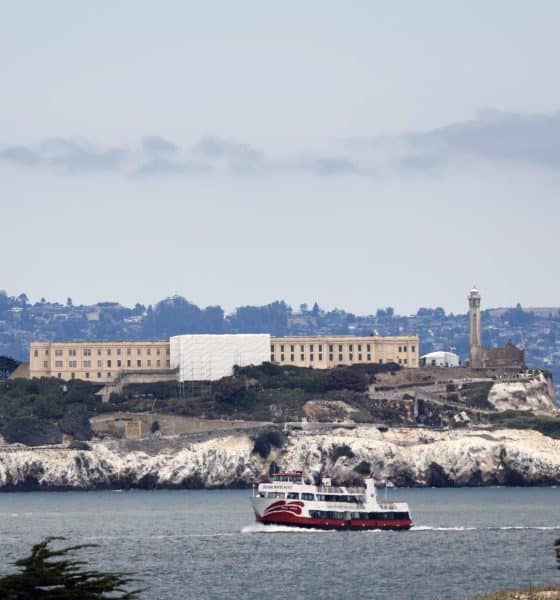 Alcatraz, al emblemática isla situada en la bahía de San Francisco (California), ha sido elegida por la cadena NBC como uno de los puntos de origen de la retransmisión, este domingo, de los momentos previos al Super Bowl LX que disputarán Seattle Seahawks y New England Patriots en el Levi's Stadium de Santa Clara. EFE/EPA/JOHN G. MABANGLO