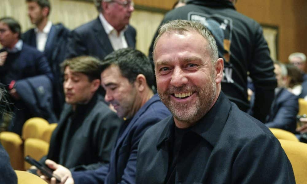 El entrenador del Barcelona, el alemán Hansi Flick (d) junto al director deportivo, Deco, el pasado lunes durante la presentación del libro "Així hem salvat el Barça" ("Así hemos salvado el Barça"), de Joan Laporta. EFE/Alejandro García