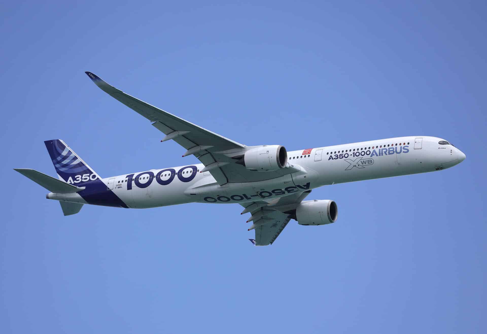 Singapur (Singapur), 3/2/2026.- Un Airbus A350-1000 sobrevuela durante una exhibición aérea en el Salón Aeronáutico de Singapur, una de las ferias aeroespaciales y de defensa más grandes de Asia, se celebra del 3 al 8 de febrero. EFE/EPA/HOW HWEE YOUNG