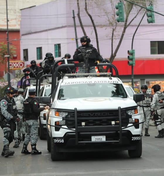 Integrantes de la Guardia Nacional resguardan la zona donde trasladaron el cuerpo de Nemesio Rubén Oseguera Cervantes, alias 'El Mencho', líder del Cártel Jalisco Nueva Generación (CJNG) abatido en Ciudad de México (México). EFE/ Mario Guzmán