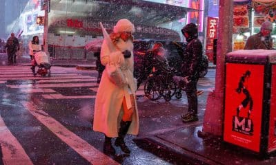 La gente cruza la calle en Times Square durante la tormenta de nieve invernal en Nueva York, Nueva York, EE. UU. EFE/ EFE/EPA/OLGA FEDOROVA