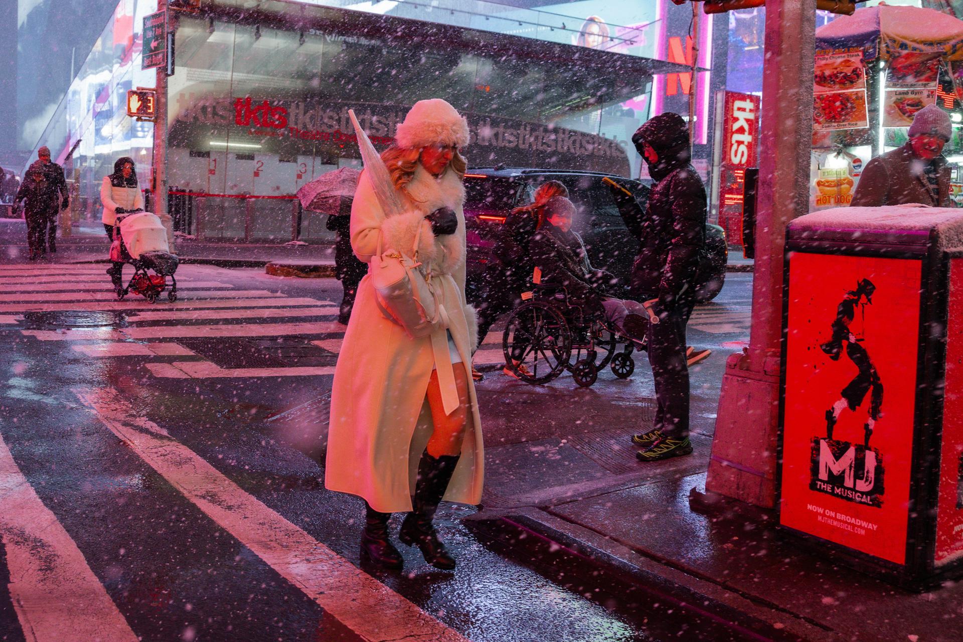 La gente cruza la calle en Times Square durante la tormenta de nieve invernal en Nueva York, Nueva York, EE. UU. EFE/ EFE/EPA/OLGA FEDOROVA