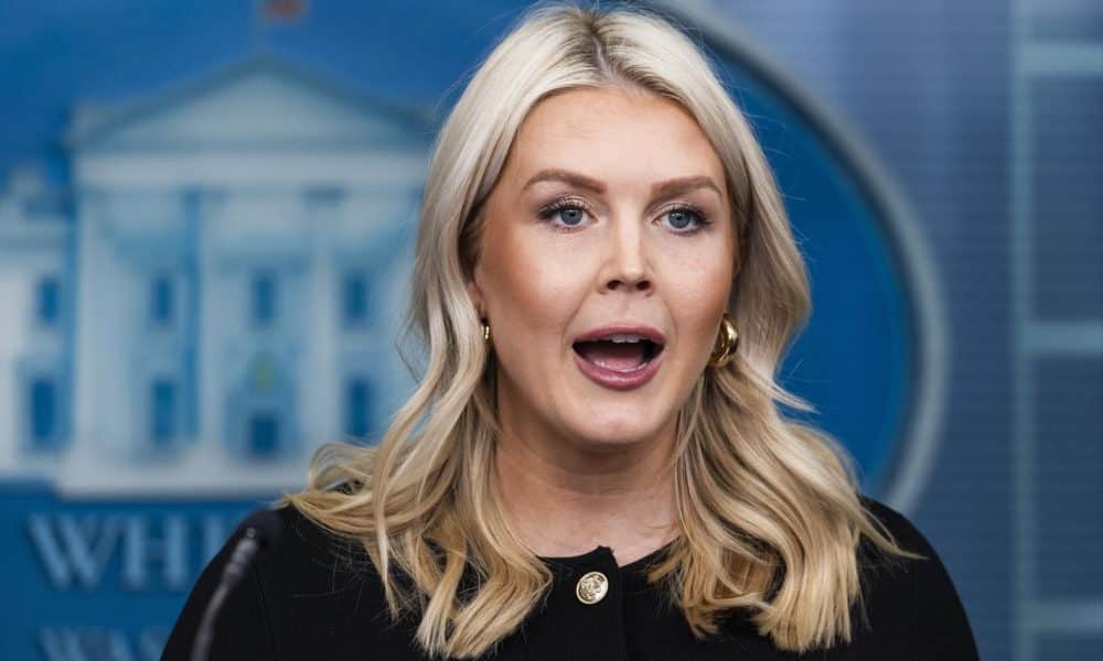 La secretaria de prensa de la Casa Blanca, Karoline Leavitt, habla con los reporteros en la sala de prensa de la Casa Blanca en Washington, DC, EE. UU. EFE/JIM LO SCALZO