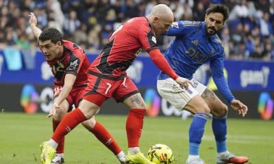 El centrocampista del Rayo Isi Palazón (c) controla el balón durante el partido de la primera vuelta de LaLiga entre el Oviedo y el Rayo Vallecano en el estadio Carlos Tartiere de la capital asturiana. EFE/ Paco Paredes