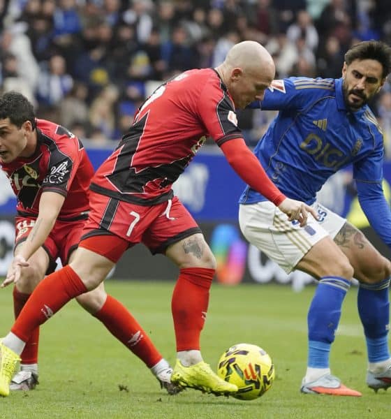 El centrocampista del Rayo Isi Palazón (c) controla el balón durante el partido de la primera vuelta de LaLiga entre el Oviedo y el Rayo Vallecano en el estadio Carlos Tartiere de la capital asturiana. EFE/ Paco Paredes