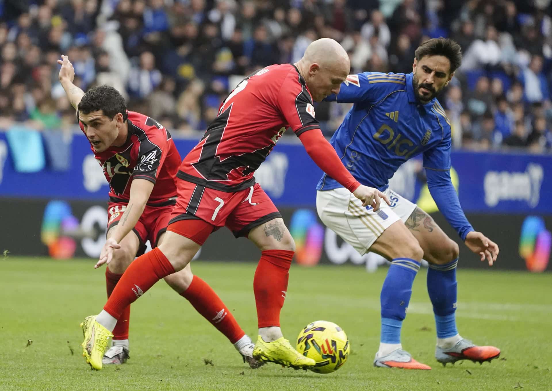 El centrocampista del Rayo Isi Palazón (c) controla el balón durante el partido de la primera vuelta de LaLiga entre el Oviedo y el Rayo Vallecano en el estadio Carlos Tartiere de la capital asturiana. EFE/ Paco Paredes