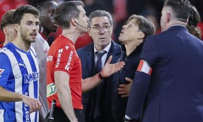 El árbitro Galech Apezteguía expulsa al entrenador del Sevilla Matías Almeyda (3d), durante el partido de la jornada 24 de LaLiga que Sevilla FC y Deportivo Alavés disputaron en el estadio Ramón Sánchez-Pizjuán. EFE/José Manuel Vidal