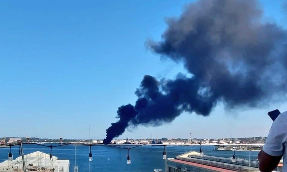 Fotografía tomada a través de rastreo de redes de un incendio en las instalaciones de la refinería Ñico López este viernes, en La Habana (Cuba). EFE/ Rastreo de Redes / /SOLO USO EDITORIAL/ SOLO DISPONIBLE PARA ILUSTRAR LA NOTICIA QUE ACOMPAÑA (CRÉDITO OBLIGATORIO)