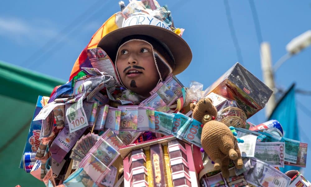 Un niño disfrazado del Ekeko o dios de la abundancia andino participa en la feria de las Alasitas en La Paz (Bolivia). EFE/ Esteban Biba