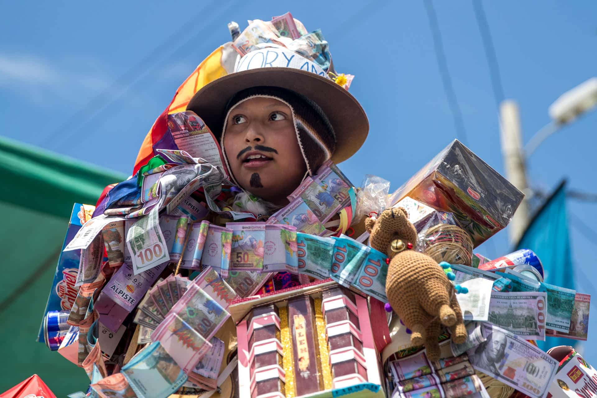 Un niño disfrazado del Ekeko o dios de la abundancia andino participa en la feria de las Alasitas en La Paz (Bolivia). EFE/ Esteban Biba