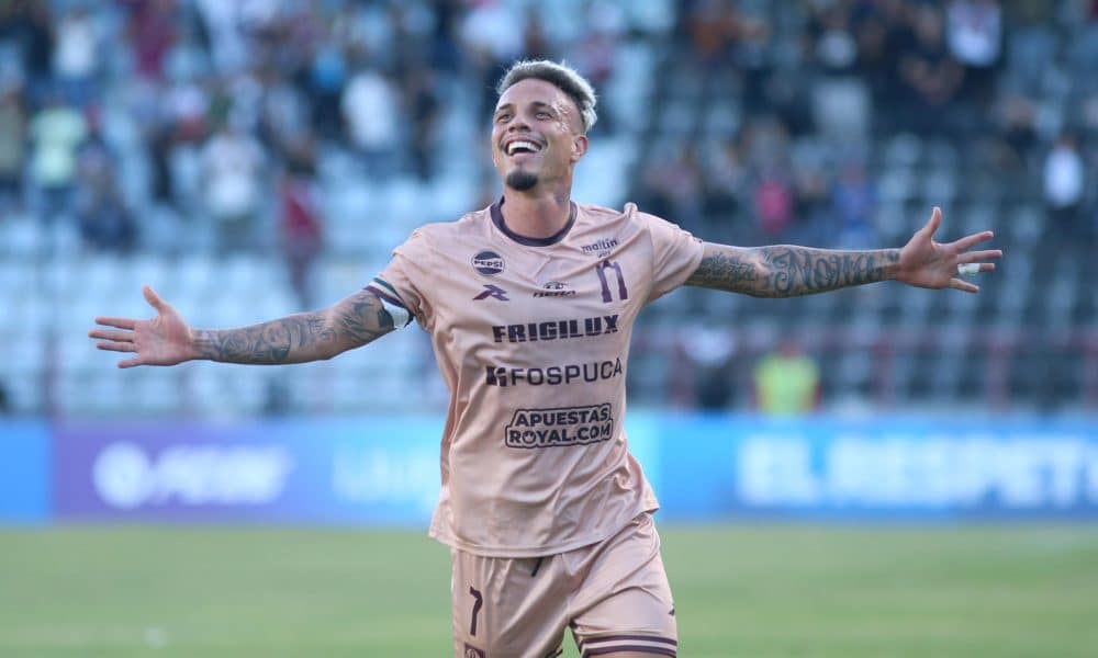 Edson Tortolero, del Carabobo, celebra un gol ante Huachipato en Talcahuano (Chile). EFE/Ignacio Vásquez