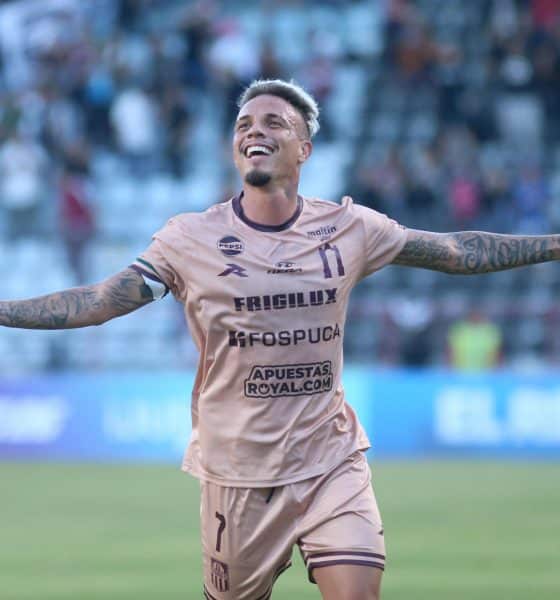 Edson Tortolero, del Carabobo, celebra un gol ante Huachipato en Talcahuano (Chile). EFE/Ignacio Vásquez