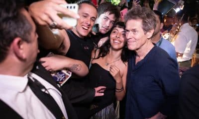 El actor estadounidense Willem Dafoe posa con seguidores este sábado, durante el estreno de su película 'The Souffleur' en el Museo Malba de la ciudad de Buenos Aires (Argentina). EFE/ Juan Ignacio Roncoroni