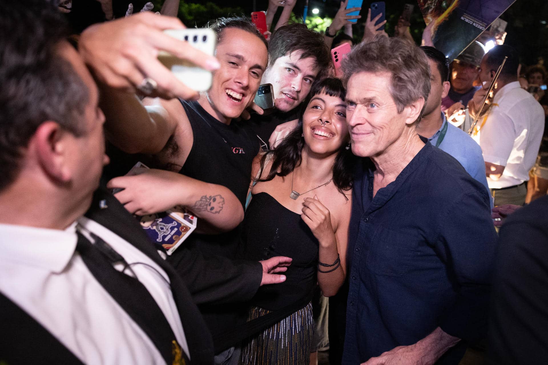 El actor estadounidense Willem Dafoe posa con seguidores este sábado, durante el estreno de su película 'The Souffleur' en el Museo Malba de la ciudad de Buenos Aires (Argentina). EFE/ Juan Ignacio Roncoroni