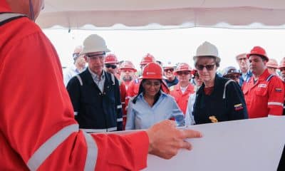 Fotografía cedida de la presidenta encargada de Venezuela, Delcy Rodríguez (c), junto al secretario de Energía de EE.UU., Chris Wright (i), y la encargada de negocios de los EE.UU. para Venezuela Laura Dogu (d) este 12 de febrero de 2026, en una de las plantas que opera Chevron en el Orinoco (Venezuela). EFE/ Palacio de Miraflores /