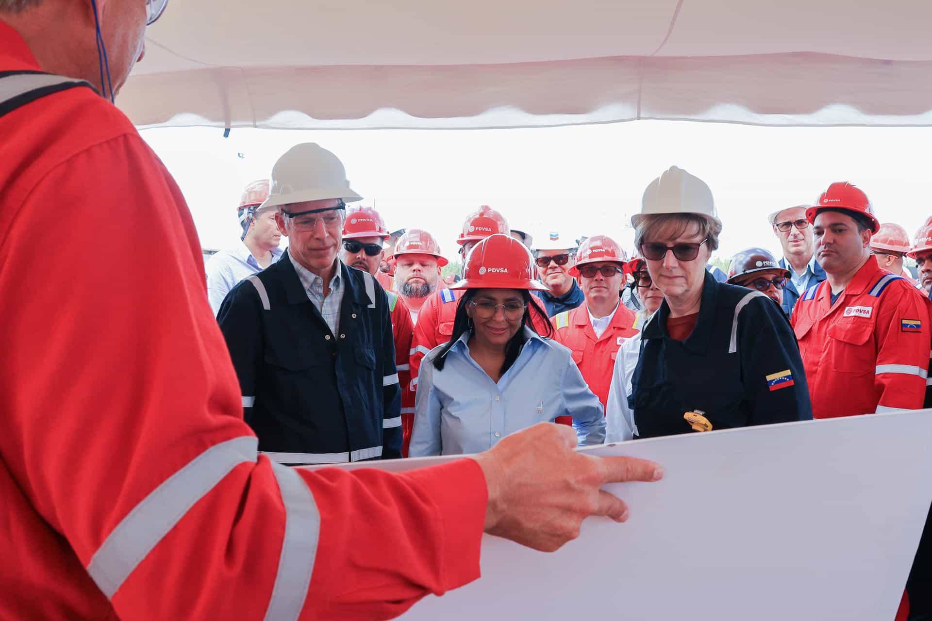 Fotografía cedida de la presidenta encargada de Venezuela, Delcy Rodríguez (c), junto al secretario de Energía de EE.UU., Chris Wright (i), y la encargada de negocios de los EE.UU. para Venezuela Laura Dogu (d) este 12 de febrero de 2026, en una de las plantas que opera Chevron en el Orinoco (Venezuela). EFE/ Palacio de Miraflores /