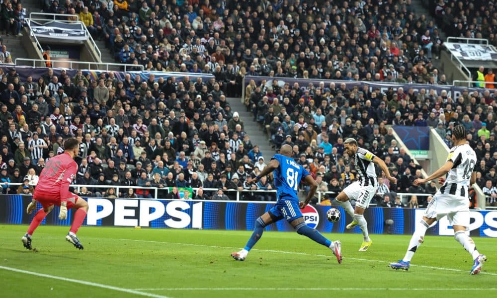 El jugador del Newcastle Joelinton (C-D) logra el 2-0 durante el partido de la fase de acceso a octavos que han jugado Newcastle United y Qarabag FK en Newcastle, Reino Unido. EFE/EPA/ADAM VAUGHAN