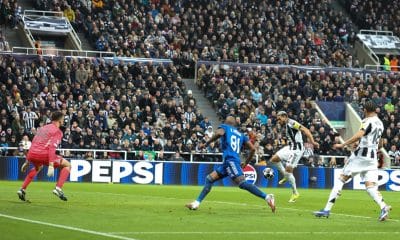El jugador del Newcastle Joelinton (C-D) logra el 2-0 durante el partido de la fase de acceso a octavos que han jugado Newcastle United y Qarabag FK en Newcastle, Reino Unido. EFE/EPA/ADAM VAUGHAN