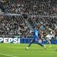 El jugador del Newcastle Joelinton (C-D) logra el 2-0 durante el partido de la fase de acceso a octavos que han jugado Newcastle United y Qarabag FK en Newcastle, Reino Unido. EFE/EPA/ADAM VAUGHAN