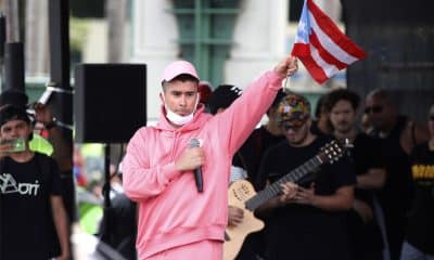 Fotografía del 25 de julio de 2019 que muestra al cantante puertorriqueño Bad Bunny hablando a la multitud durante la marcha 'Somos más' en el barrio Hato Rey del Municipio de San Juan (Puerto Rico). EFE/ Thais Llorca