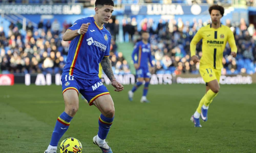 El delantero uruguayo del Getafe Martín Satriano controla el balón durante el partido de la jornada 24 de Liga disputado entre Villarreal y Getafe en el Coliseum de Getafe. EFE/Mariscal