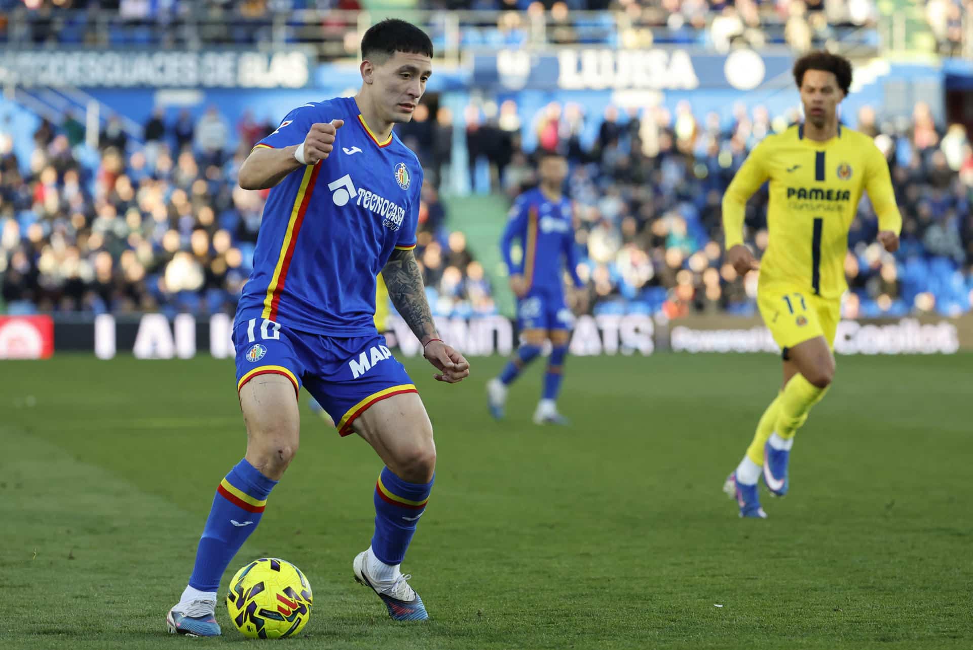 El delantero uruguayo del Getafe Martín Satriano controla el balón durante el partido de la jornada 24 de Liga disputado entre Villarreal y Getafe en el Coliseum de Getafe. EFE/Mariscal