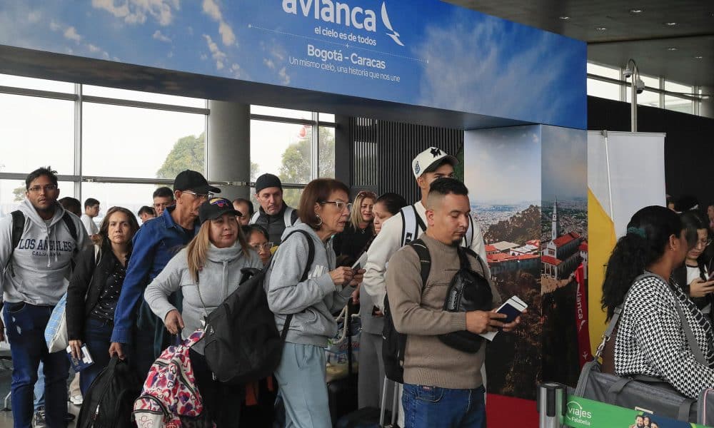 Personas esperan para abordar el vuelo Bogotá - Caracas de la aerolínea Avianca en el aeropuerto El Dorado en Bogotá (Colombia). EFE/ Carlos Ortega