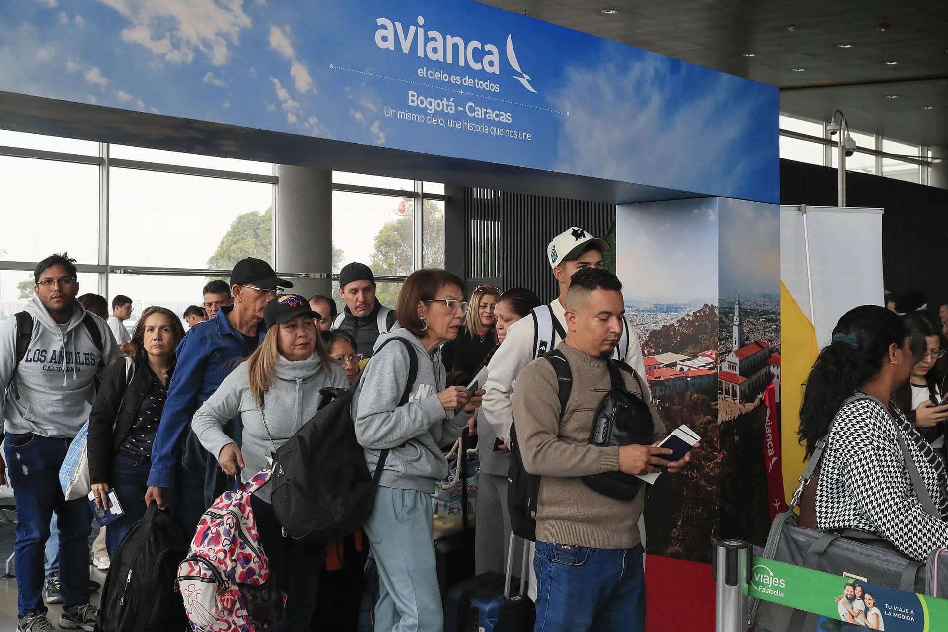 Personas esperan para abordar el vuelo Bogotá - Caracas de la aerolínea Avianca en el aeropuerto El Dorado en Bogotá (Colombia). EFE/ Carlos Ortega