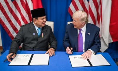 AME7172. WASHINGTON (ESTADOS UNIDOS), 19/02/2026.- Fotografía cedida por el Gobierno de Indonesia de su mandatario Prabowo Subianto junto al presidente de los Estados Unidos, Donald Trump, durante la firma de acuerdos este jueves, en Washington (Estados Unidos). EFE/ Gobierno de Indonesia / SOLO USO EDITORIAL/ NO VENTAS/ SOLO DISPONIBLE PARA ILUSTRAR LA NOTICIA QUE ACOMPAÑA (CRÉDITO OBLIGATORIO)