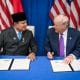 AME7172. WASHINGTON (ESTADOS UNIDOS), 19/02/2026.- Fotografía cedida por el Gobierno de Indonesia de su mandatario Prabowo Subianto junto al presidente de los Estados Unidos, Donald Trump, durante la firma de acuerdos este jueves, en Washington (Estados Unidos). EFE/ Gobierno de Indonesia / SOLO USO EDITORIAL/ NO VENTAS/ SOLO DISPONIBLE PARA ILUSTRAR LA NOTICIA QUE ACOMPAÑA (CRÉDITO OBLIGATORIO)