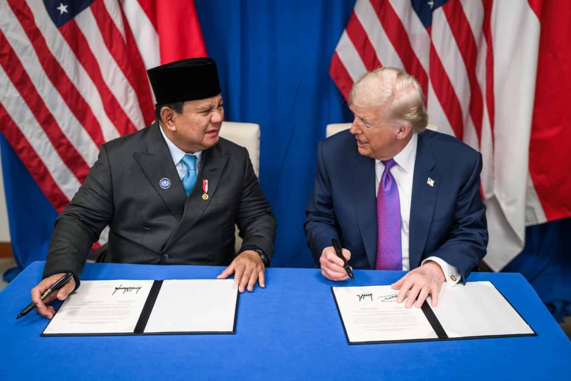 AME7172. WASHINGTON (ESTADOS UNIDOS), 19/02/2026.- Fotografía cedida por el Gobierno de Indonesia de su mandatario Prabowo Subianto junto al presidente de los Estados Unidos, Donald Trump, durante la firma de acuerdos este jueves, en Washington (Estados Unidos). EFE/ Gobierno de Indonesia / SOLO USO EDITORIAL/ NO VENTAS/ SOLO DISPONIBLE PARA ILUSTRAR LA NOTICIA QUE ACOMPAÑA (CRÉDITO OBLIGATORIO)