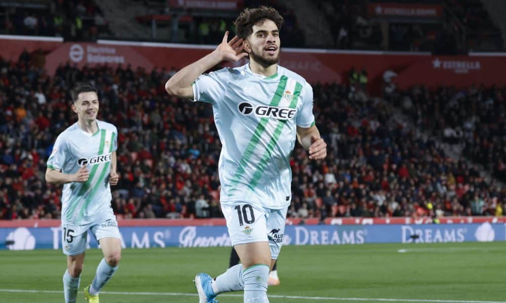 El delantero del Betis Abde (d) celebra el primer gol de su equipo durante el partido de la jornada 24 de LaLiga que RCD Mallorca y Real Betis disputaron en el estadio de Son Moix. EFE/CATI CLADERA