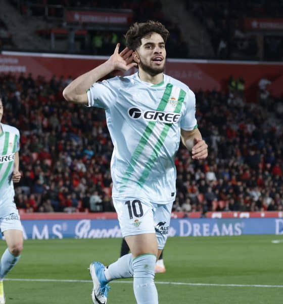 El delantero del Betis Abde (d) celebra el primer gol de su equipo durante el partido de la jornada 24 de LaLiga que RCD Mallorca y Real Betis disputaron en el estadio de Son Moix. EFE/CATI CLADERA