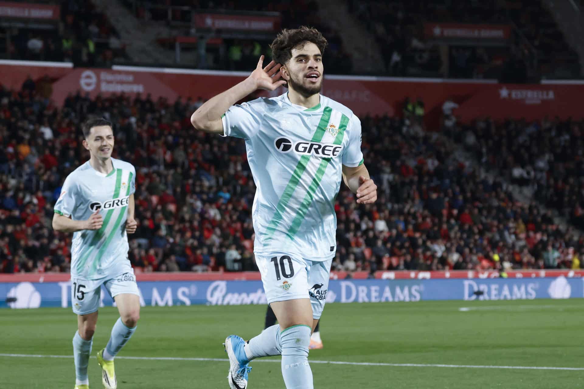 El delantero del Betis Abde (d) celebra el primer gol de su equipo durante el partido de la jornada 24 de LaLiga que RCD Mallorca y Real Betis disputaron en el estadio de Son Moix. EFE/CATI CLADERA