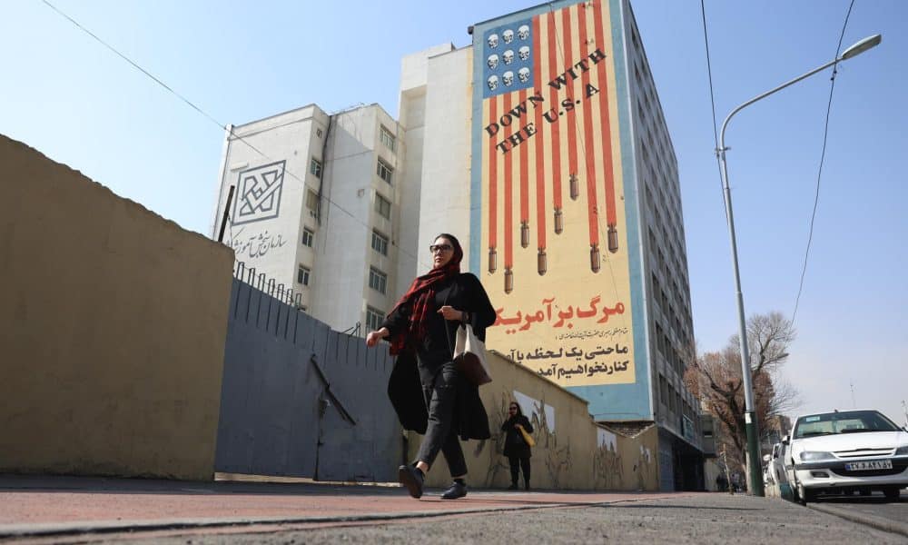 Una mujer iraní pasa frente a un mural anti-EE.UU. en Teherán, Irán, en una imagen del 23 de febrero de 2026. EFE/EPA/ABEDIN TAHERKENAREH