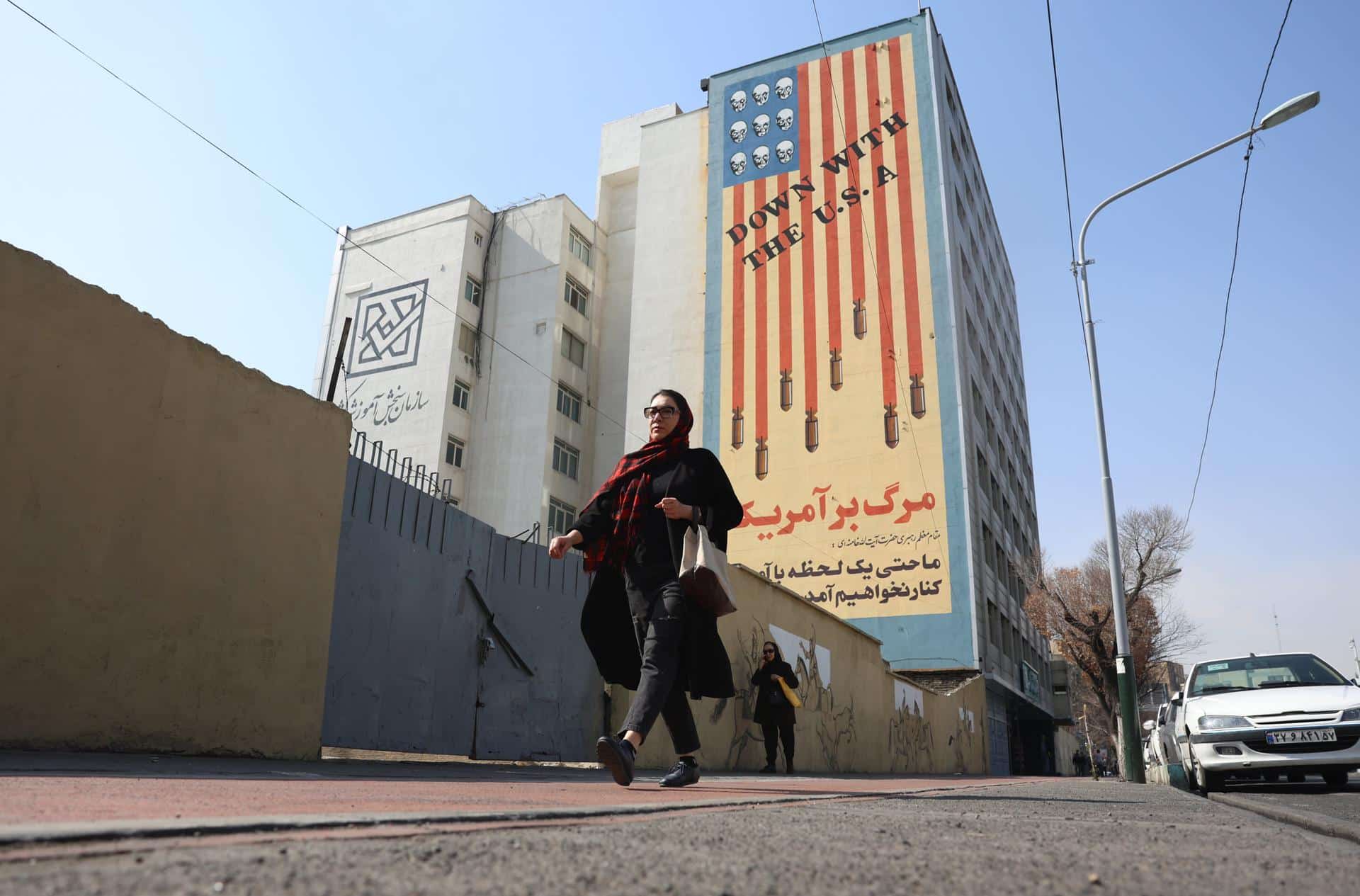 Una mujer iraní pasa frente a un mural anti-EE.UU. en Teherán, Irán, en una imagen del 23 de febrero de 2026. EFE/EPA/ABEDIN TAHERKENAREH