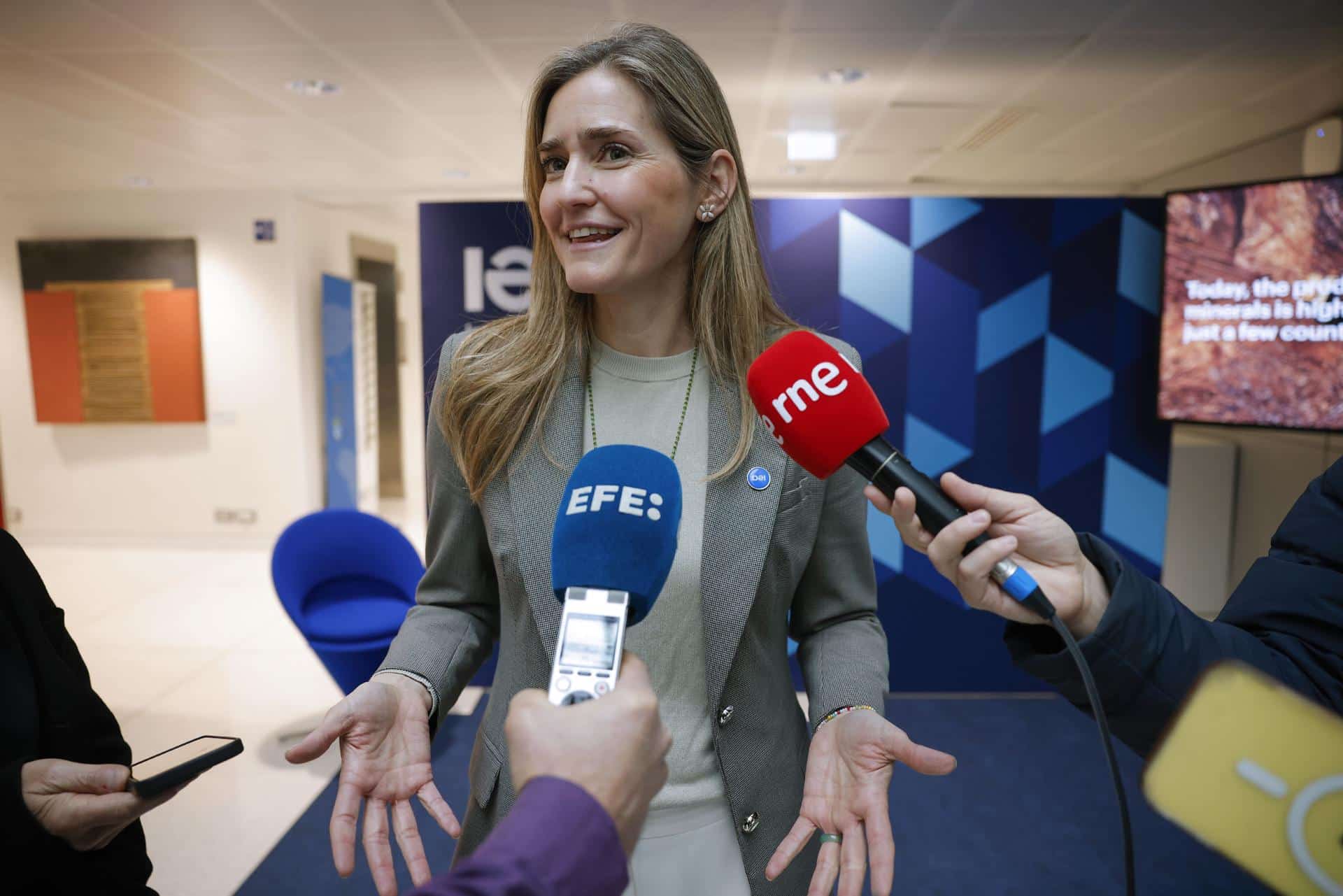 La vicepresidenta tercera del Gobierno español y ministra de Transición Ecológica, Sara Aagesen, este miércoles en París en la cumbre de la AIE. EFE/EPA/YOAN VALAT