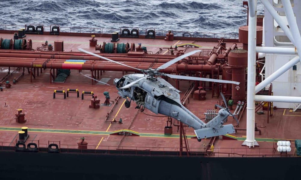 Fotografía difundida en la cuenta oficial en X @DeptofWar del Departamento de Guerra de Estados Unidos de uno de sus helicópteros interceptando un buque petrolero en el océano Índico. EFE/ @deptofwar / SOLO USO EDITORIAL/ NO VENTAS/ SOLO DISPONIBLE PARA ILUSTRAR LA NOTICIA QUE ACOMPAÑA (CRÉDITO OBLIGATORIO)