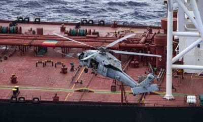 Fotografía difundida en la cuenta oficial en X @DeptofWar del Departamento de Guerra de Estados Unidos de uno de sus helicópteros interceptando un buque petrolero en el océano Índico. EFE/ @deptofwar / SOLO USO EDITORIAL/ NO VENTAS/ SOLO DISPONIBLE PARA ILUSTRAR LA NOTICIA QUE ACOMPAÑA (CRÉDITO OBLIGATORIO)