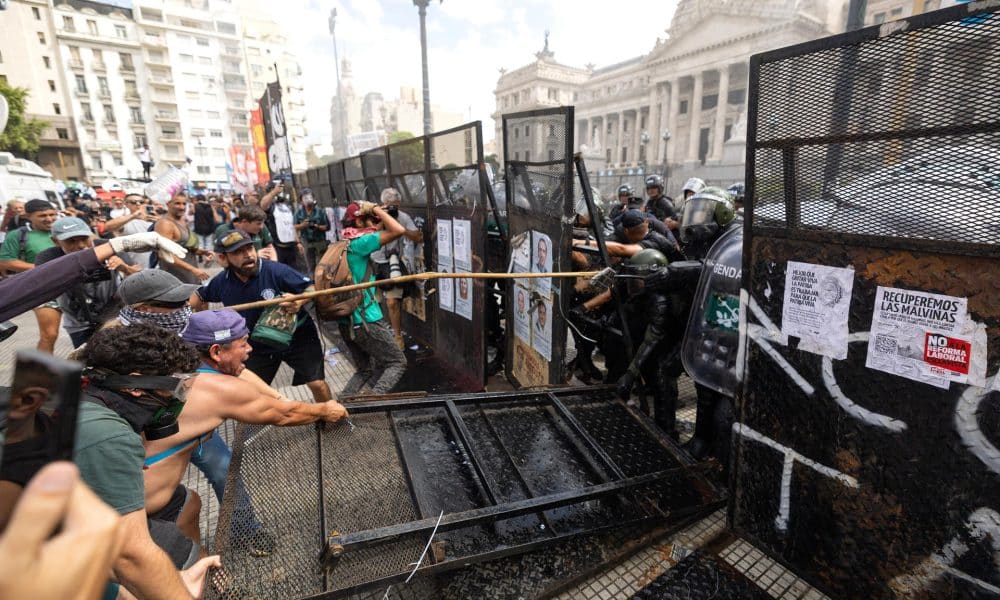 Personas se enfrentan con la Policía de Argentina durante una protesta contra la reforma laboral este miércoles, en Buenos Aires (Argentina). EFE/ Juan Ignacio Roncoroni