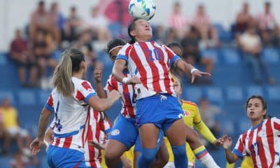 Diana Benítez (c), de Paraguay, cabecea un balón este jueves en un partido del Sudamericano Femenino Sub-20 ante Colombia en el estadio Luis Alfonso Giagni en Villa Elisa (Paraguay). EFE/ Juan Pablo Pino