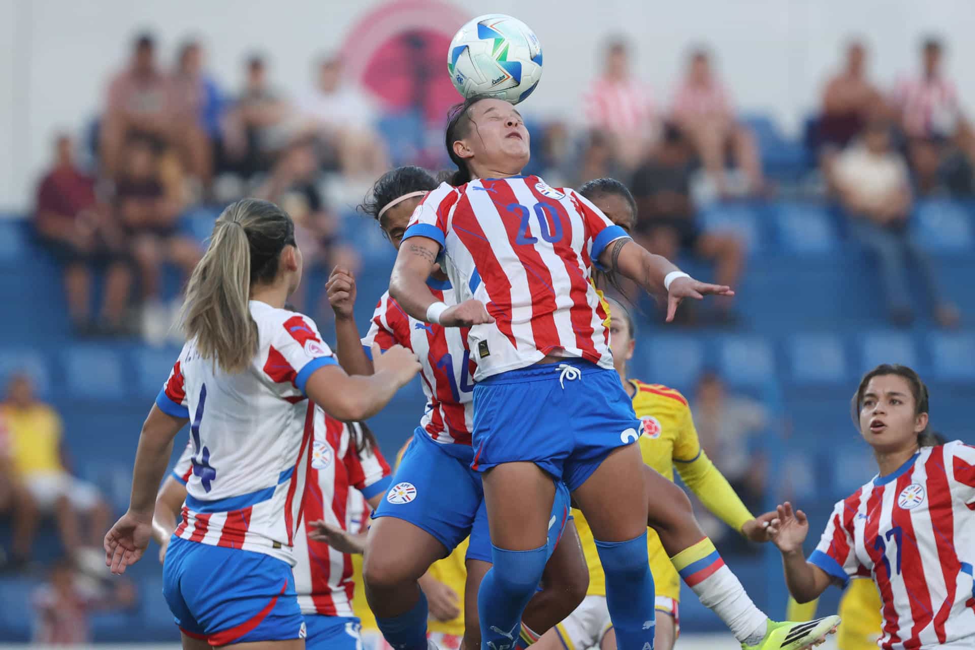 Diana Benítez (c), de Paraguay, cabecea un balón este jueves en un partido del Sudamericano Femenino Sub-20 ante Colombia en el estadio Luis Alfonso Giagni en Villa Elisa (Paraguay). EFE/ Juan Pablo Pino