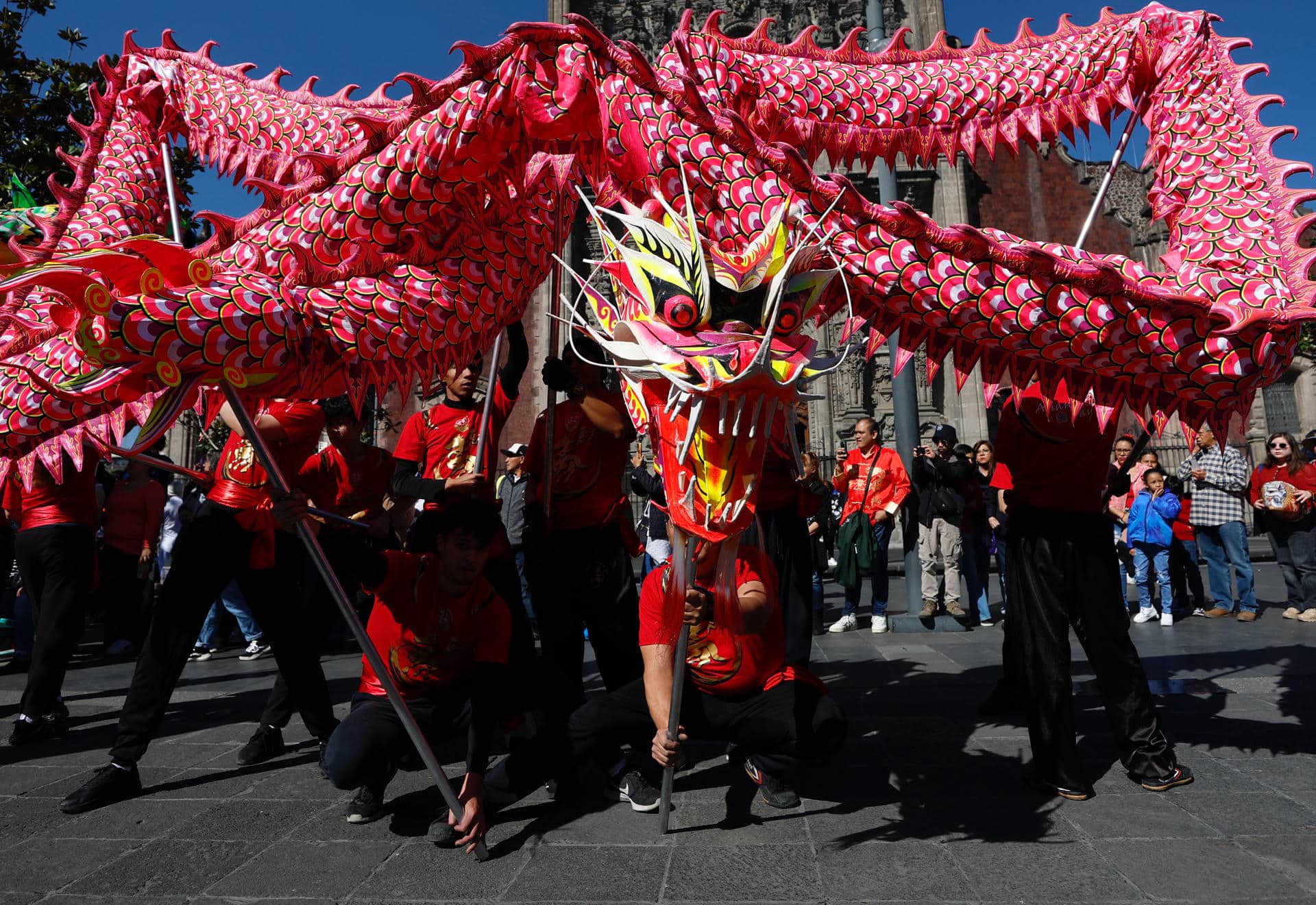 Integrantes de la comunidad china participan este sábado en el desfile previo a las festividades del año nuevo Chino en Ciudad de México (México). EFE/ Sáshenka Gutiérrez