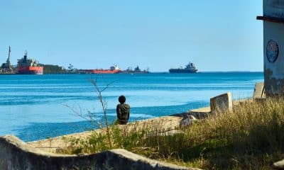 Una persona observa un barco de combustibles en la bahía de Matanzas en La Habana (Cuba). EFE/ STR