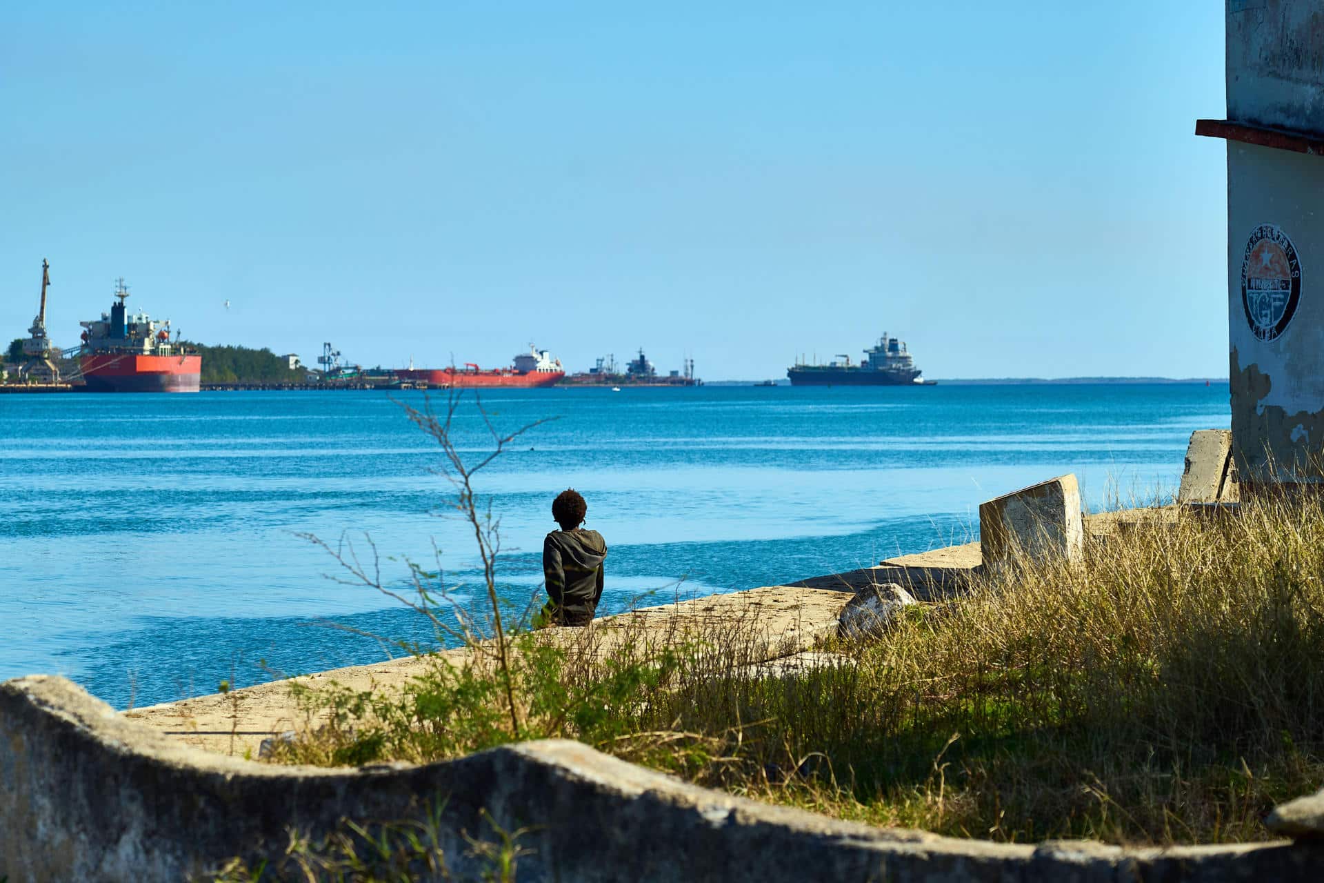 Una persona observa un barco de combustibles en la bahía de Matanzas en La Habana (Cuba). EFE/ STR