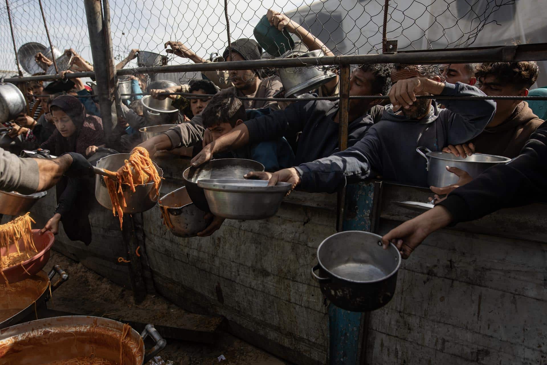Desplazados palestinos en Gaza reciben ayuda humanitaria para sobrevivir.. EFE/EPA/HAITHAM IMAD