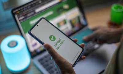 Una persona realiza una compra por internet con su tarjeta bancaria en Ciudad de México (México). Imagen de archivo. EFE/ Isaac Esquivel