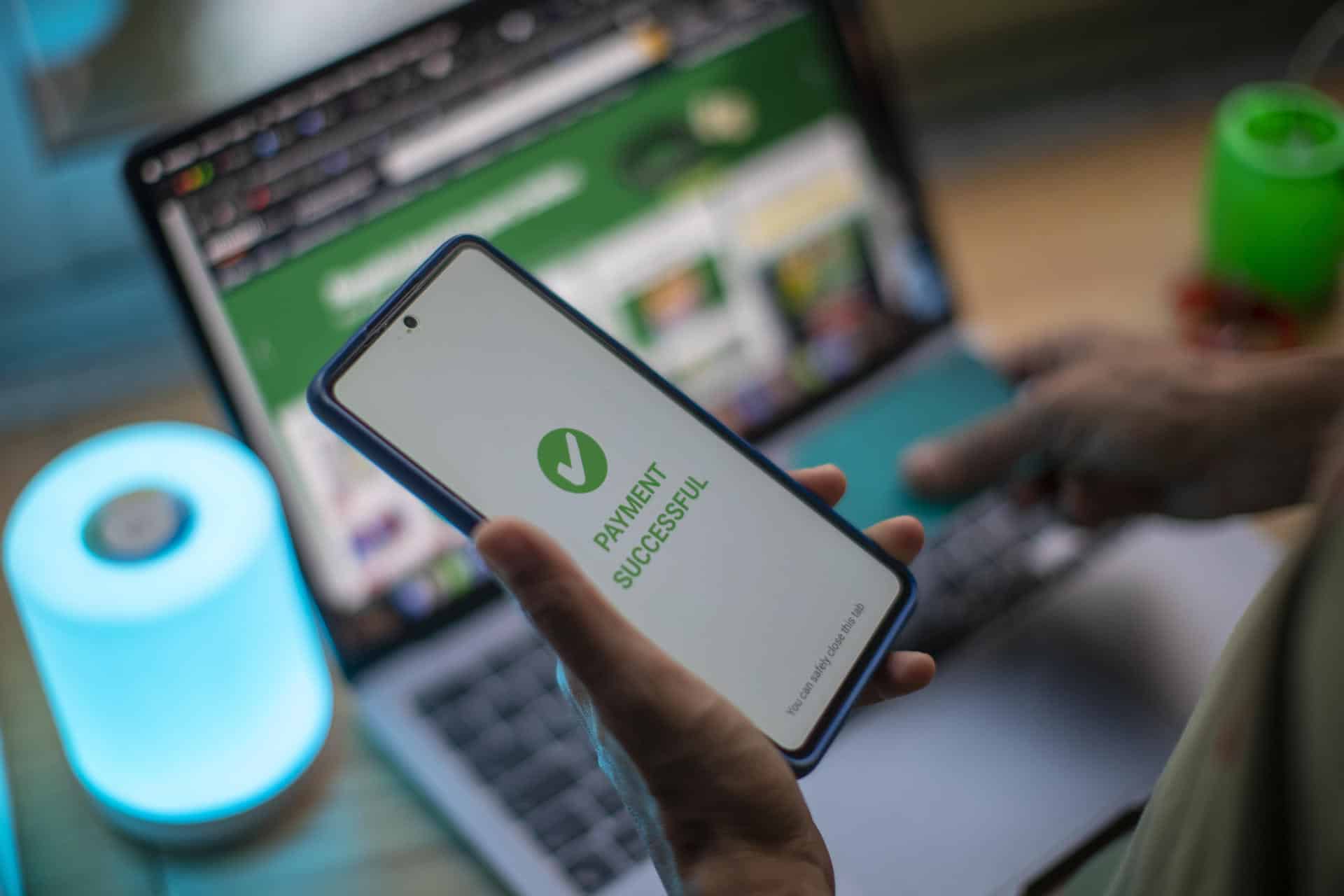 Una persona realiza una compra por internet con su tarjeta bancaria en Ciudad de México (México). Imagen de archivo. EFE/ Isaac Esquivel