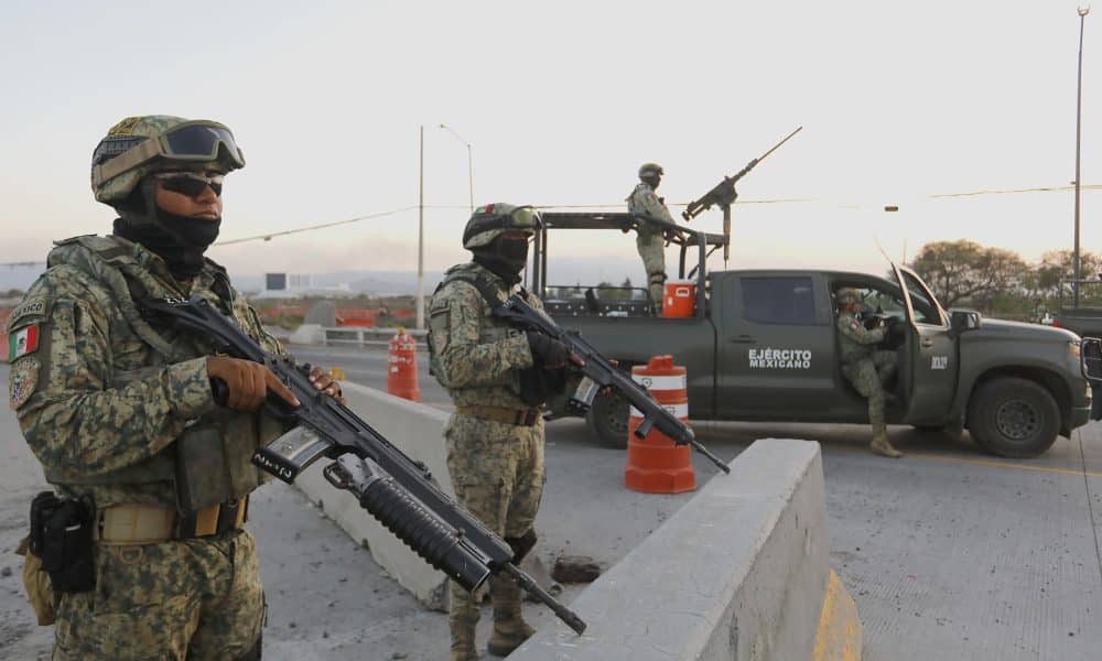 Fotografía de archivo donde se observa a integrantes del ejército de México custodiando las inmediaciones del Aeropuerto Internacional de Guadalajara (México). . EFE/ Francisco Guasco/
